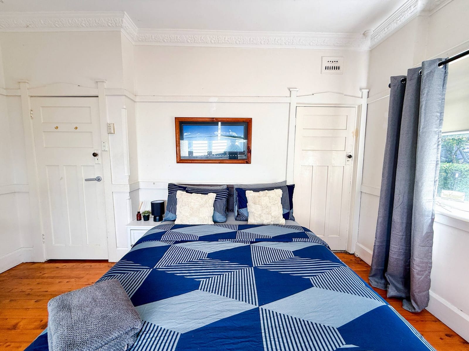 Alexis Room, bed with a window onto the garden